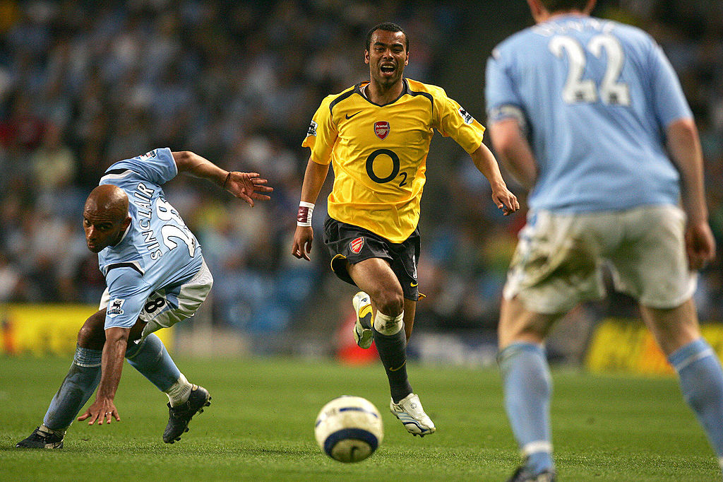 Manchester, UNITED KINGDOM: Arsenal's Ashley Cole (C) beats Manchester City's Trevor Sinclair during their English Premiership soccer match at The City of Manchester Stadium, Manchester, England, 04 May 2006. AFP PHOTO/PAUL ELLIS Mobile and website use of domestic English football pictures subject to subscription of a license with Football Association Premier League (FAPL) tel: +44 207 298 1656. For newspapers where the football content of the printed and electronic versions are identical, no licence is necessary. (Photo credit should read PAUL ELLIS/AFP/Getty Images)